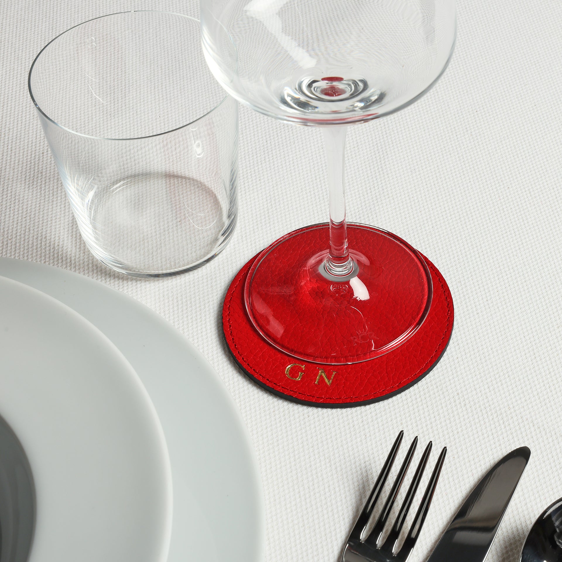 sottobicchiere in pelle rossa per tavola delle feste e come regalo personalizzato made in italy arron artigianalità e regalo elegante