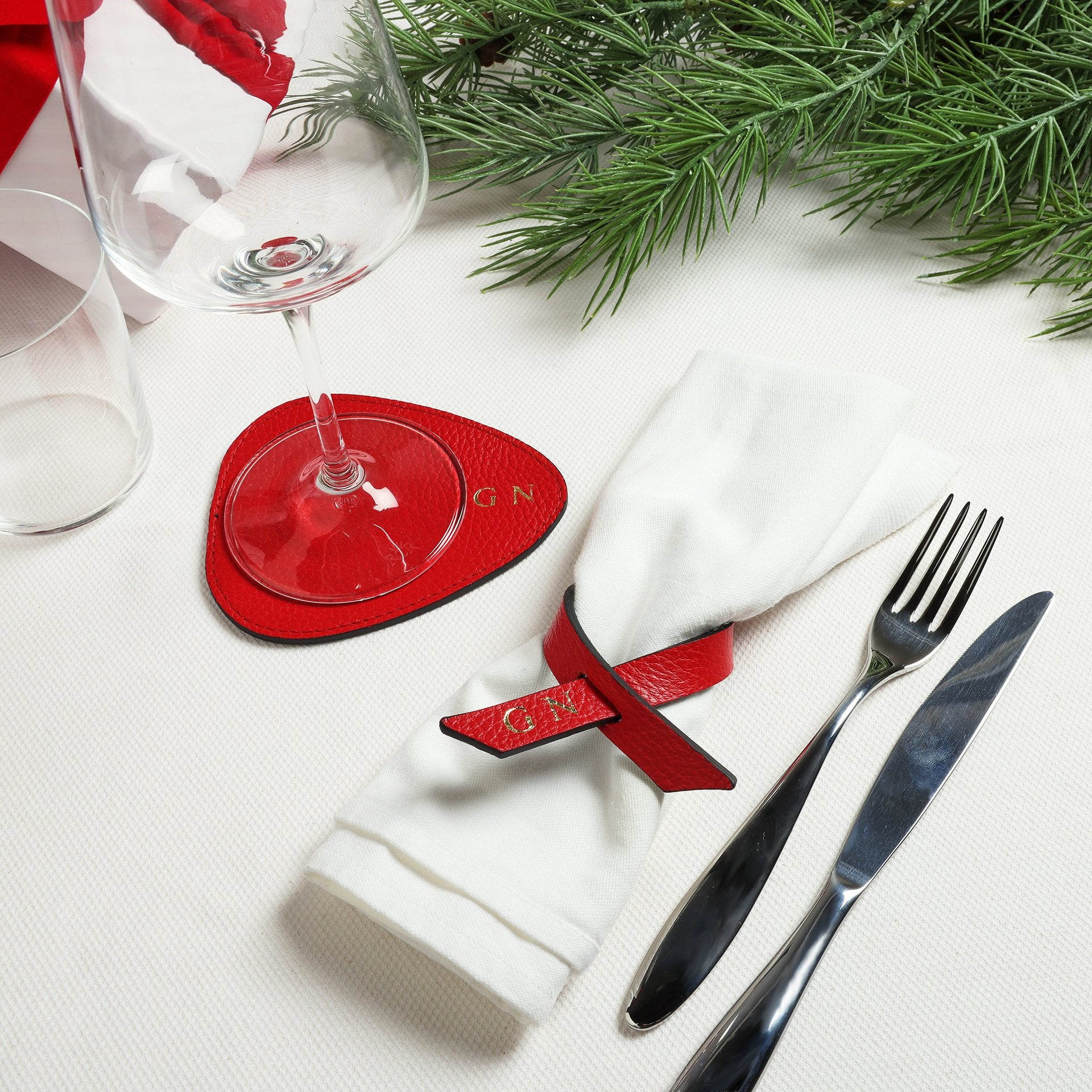ttavola delle feste con sottobicchiere e portatovagliolo in pelle rossa Arron Made in Italy idea regalo natale tavola capodanno
