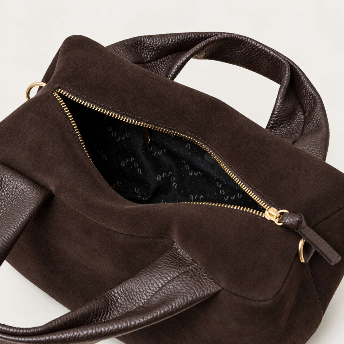 trudie borsa a fomra di trousse in camoscio e manicon in pelle martellata doppia texture legante e raffinata design unico made in italy brand arron interno